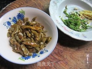 家常下饭菜---咸菜鸡腿肉的做法步骤：2