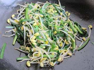 蚝油韭菜炒黄豆芽的做法步骤:9