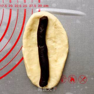 豆沙夹心毛毛虫的做法步骤:4