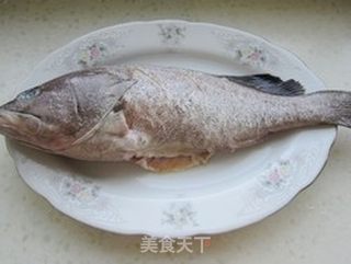 茄汁石斑鱼的做法步骤:2