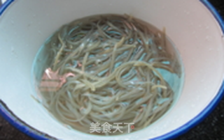 蒜苔丁配卤粉的做法步骤：3