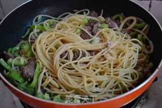 【黑椒牛肉意面】的做法步骤：7