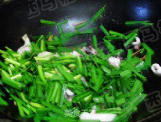 墨鱼仔炒韭菜的做法步骤:9