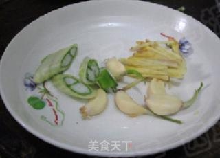 家常带鱼烧木耳的做法步骤:3