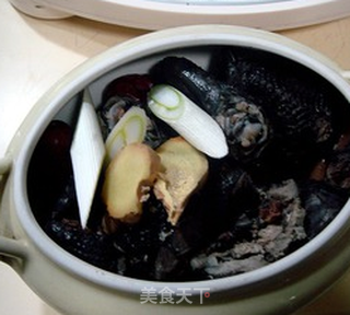 春季滋补品“松茸炖乌鸡”的做法步骤:5