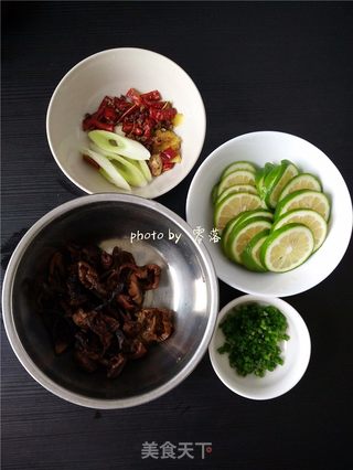 柠檬香辣鸡火锅的做法步骤:2
