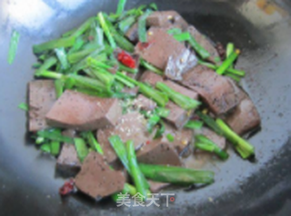 韭菜炒血块的做法步骤：8
