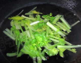 蒜炝西芹木耳的做法步骤:4