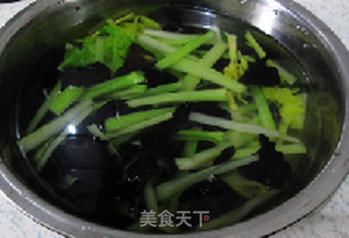 蒜炝西芹木耳的做法步骤:5