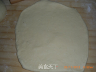 金枪鱼香肠披萨的做法步骤:4