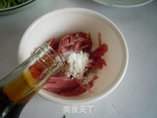 茼蒿杆炝拌里脊丝的做法步骤:2