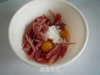 茼蒿杆炝拌里脊丝的做法步骤:3