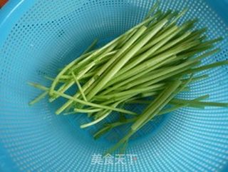 茼蒿杆炝拌里脊丝的做法步骤:5