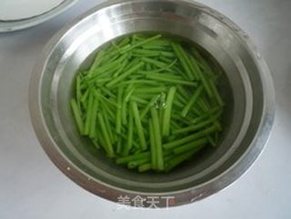 茼蒿杆炝拌里脊丝的做法步骤:8