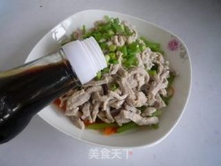 茼蒿杆炝拌里脊丝的做法步骤:12