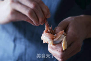 吃完一个肯定还想再吃一个的鸡翅包饭的做法步骤:2