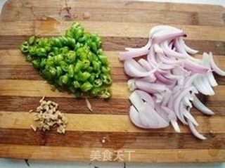尖椒洋葱炒牛肉的做法步骤:3
