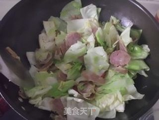 包菜炒香肠的做法步骤：4