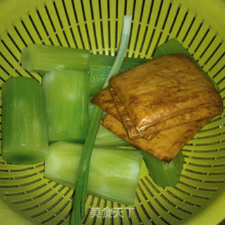 三块钱家常菜----莴苣荸荠炒豆腐干的做法步骤：1