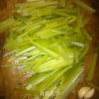 三块钱家常菜----莴苣荸荠炒豆腐干的做法步骤：3