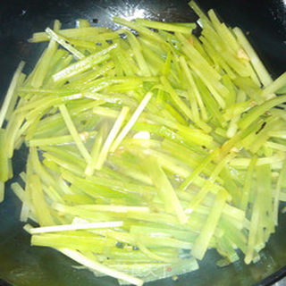 三块钱家常菜----莴苣荸荠炒豆腐干的做法步骤：6