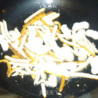 三块钱家常菜----莴苣荸荠炒豆腐干的做法步骤：7
