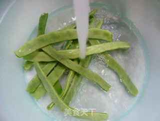 番茄油豆角的做法步骤:2