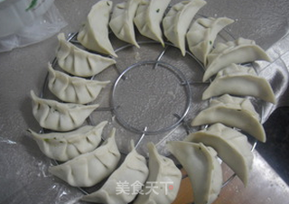 荠菜猪肉锅贴的做法步骤:3