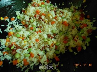 腊肠什锦炒饭——剩米饭的华丽变身的做法步骤:4