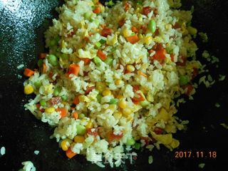 腊肠什锦炒饭——剩米饭的华丽变身的做法步骤:5