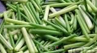 腊肉豆腐干炒蒜苔的做法步骤:3