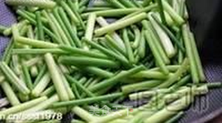 腊肉豆腐干炒蒜苔的做法步骤:7