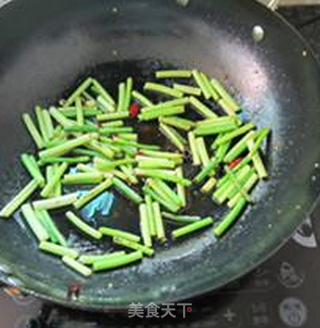 腊肉豆腐干炒蒜苔的做法步骤:9