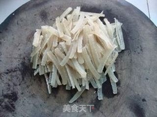 水腌菜炒猪皮的做法步骤:2