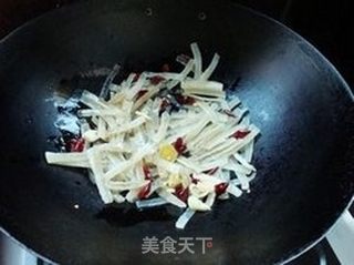 水腌菜炒猪皮的做法步骤:5