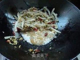 水腌菜炒猪皮的做法步骤:6