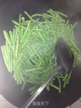 青椒煎豇豆的做法步骤:2