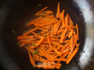 红萝卜炒豆腐干的做法步骤:2