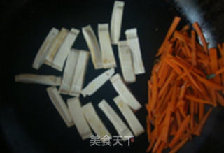 红萝卜炒豆腐干的做法步骤:3