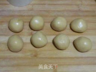 豆沙蛋黄月饼的做法步骤:5