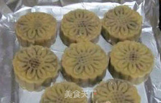 豆沙蛋黄月饼的做法步骤:8