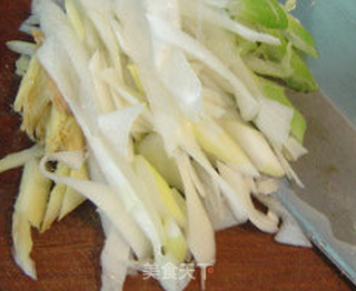 营养健康颜色漂亮------蚕豆炖排骨的做法步骤:3