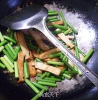 蒜薹炒豆腐干的做法步骤：7