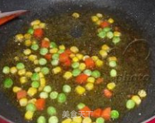 菠萝海鲜炒饭的做法步骤：7