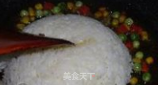 菠萝海鲜炒饭的做法步骤：8