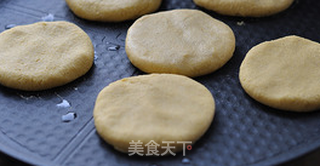 玉米饼子就小咸鱼的做法步骤:6
