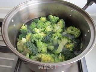 西兰花炒木耳的做法步骤:4