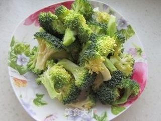 西兰花炒木耳的做法步骤:3