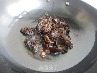 西兰花炒木耳的做法步骤:5