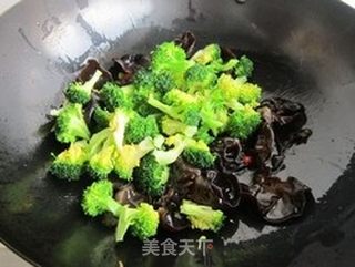 西兰花炒木耳的做法步骤:6